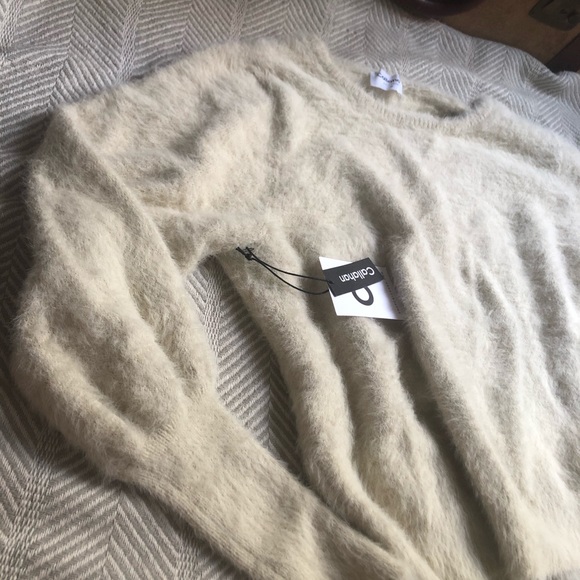 Sweater 🤍Gorgeous smocked cuff boatneck furry - Picture 10 of 12